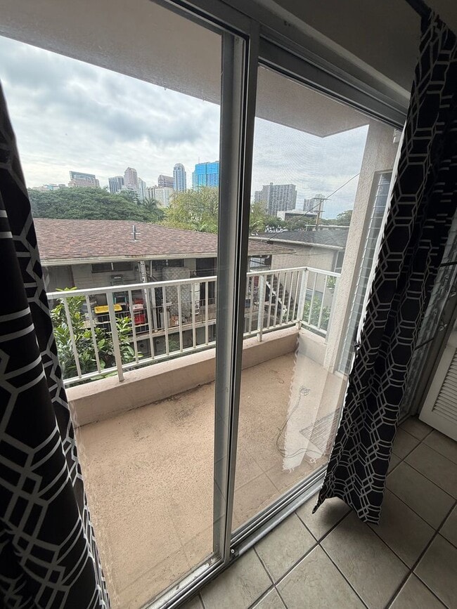 Building Photo - Rarely Available 1-Bedroom Apartment for Rent at Queen’s Villa