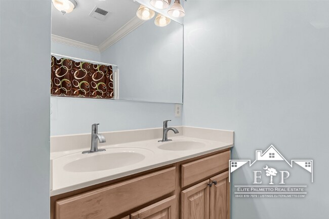 Building Photo - Charming Townhouse Near the Heart of Charleston – Comfort & Convenience in One!