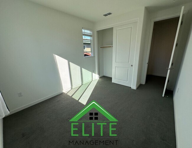 Building Photo - Beautiful 3-Bedroom Home in Desirable Trac...