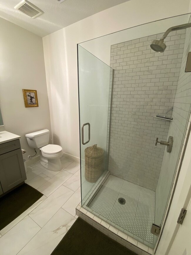 Building Photo - Newer Fully Furnished Private Studio Casit...