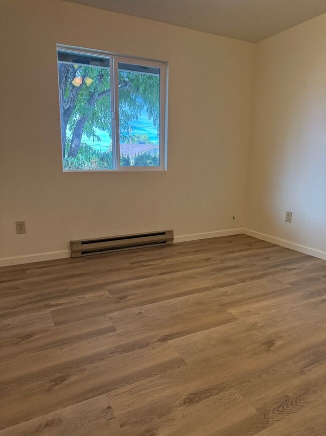 Building Photo - 3 Bedroom, 2 bath home located in the hear...