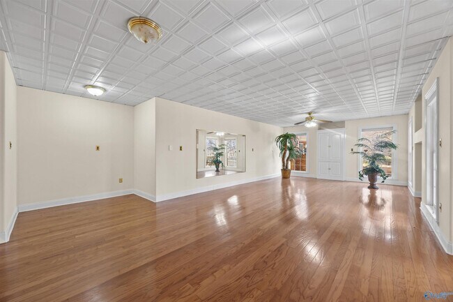 Building Photo - 121 Cheekwood Dr