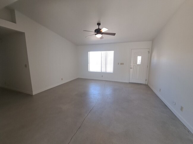 Building Photo - 4 bedroom!! Close to town, shopping and sc...