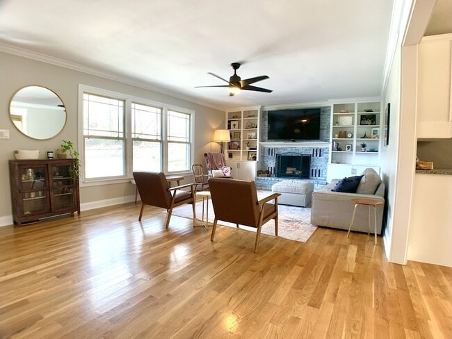 Building Photo - 423 Rivermont Dr