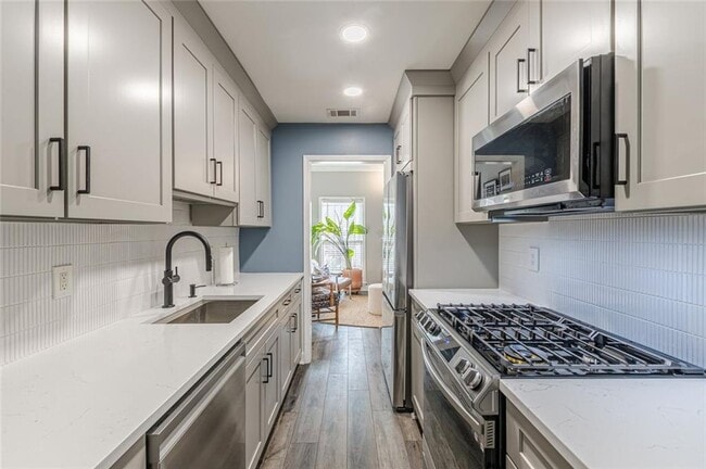 Building Photo - 656 Park Village Dr NE