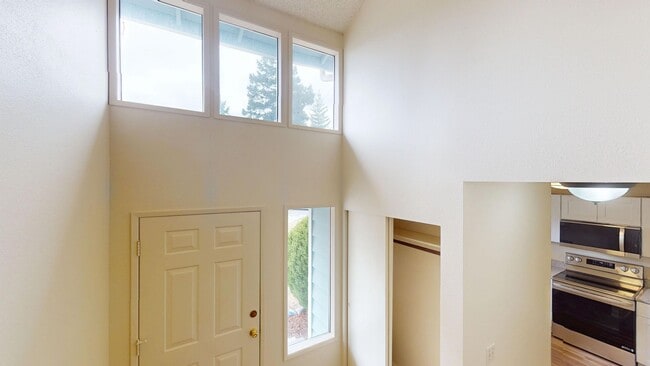 Building Photo - Charming Condo in the Heart of Oak Harbor!...