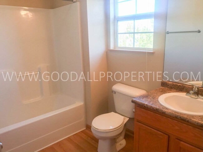 Building Photo - 2 Bedroom, 2.5 Bath Townhome in Urbandale with an attached two car garage.