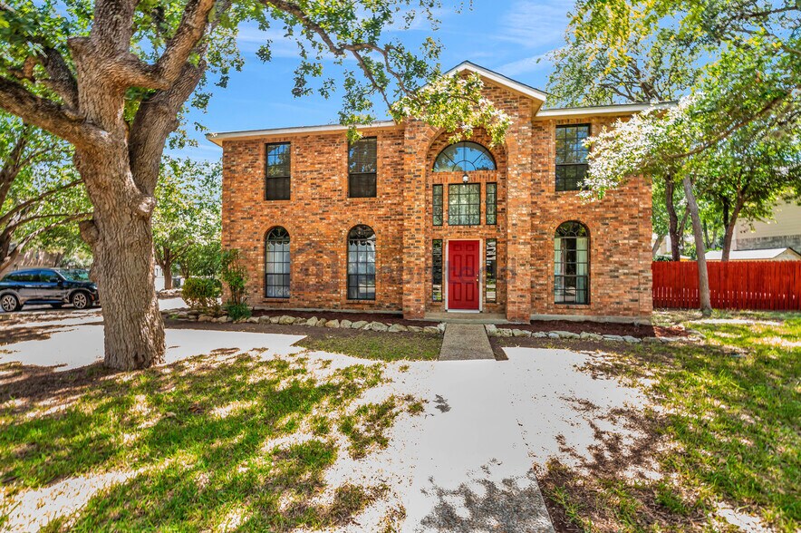 Building Photo - 2326 Oak Castle