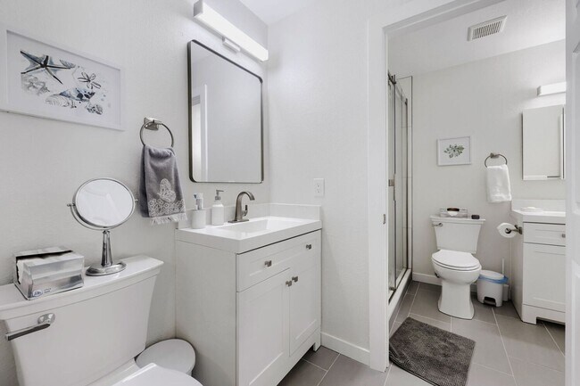 Building Photo - Updated 2 Bedroom Townhouse in Thornton