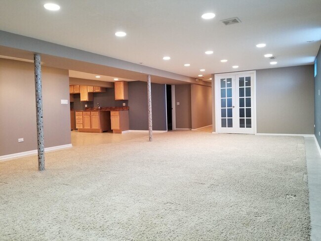 Building Photo - 8548 N Overhill Ave