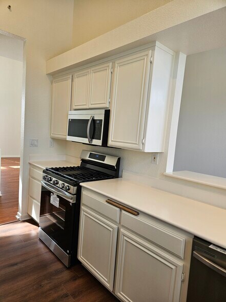 Brand new stove & Microwave - 11829 Gateway Blvd