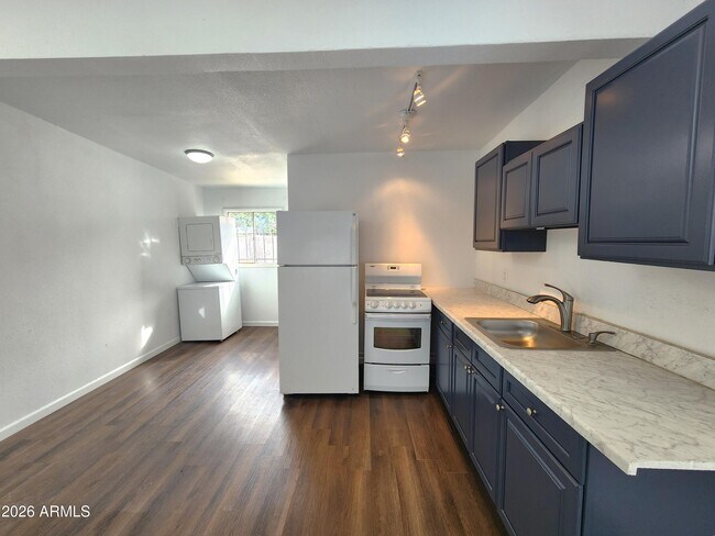 Building Photo - 1618 W Gardenia Dr
