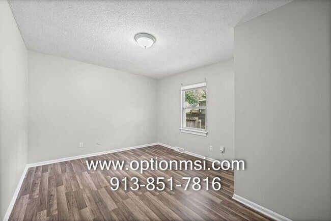 Building Photo - Very Spacious and ready for immediate move-in!!