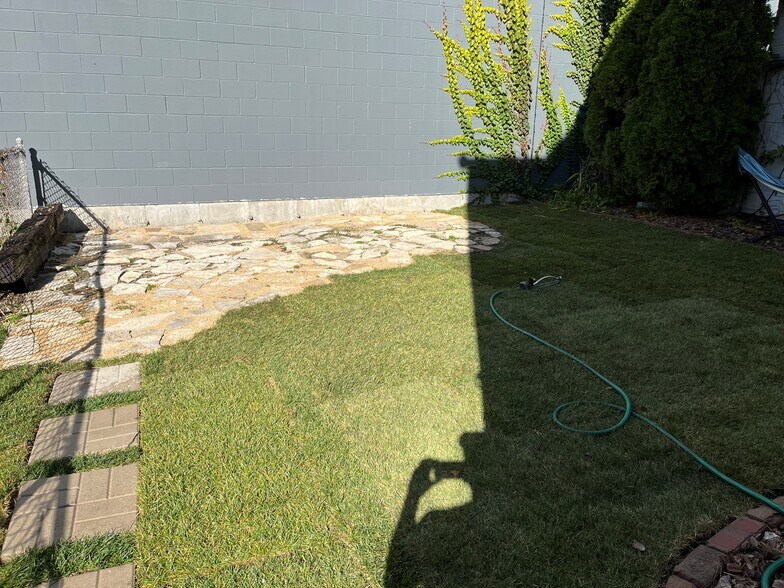 Building Photo - 1463 W Montrose Ave