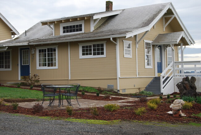 Building Photo - 2 Bedroom 1 Bath Farm House Carlton OR wit...