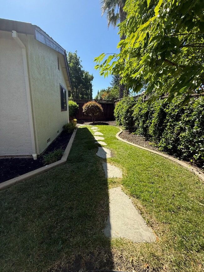 Building Photo - Stunning Fully Remodeled 4-Bedroom 2 Bathroom Home with Designer Kitchen & Spacious Open Layout i...
