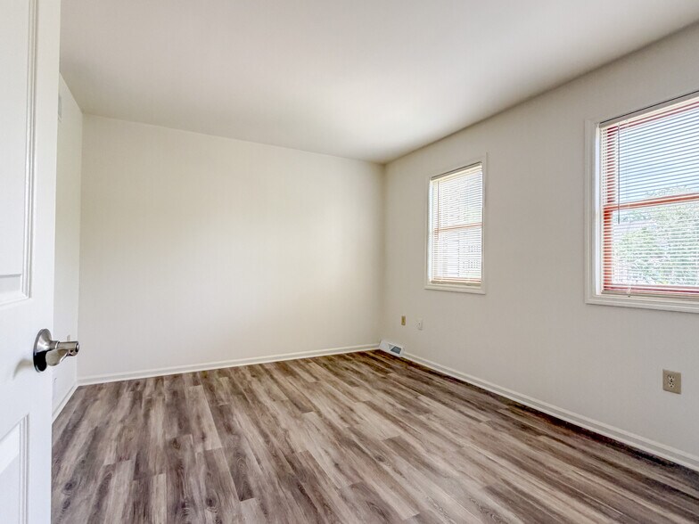 Building Photo - 28 Pheasant Ln