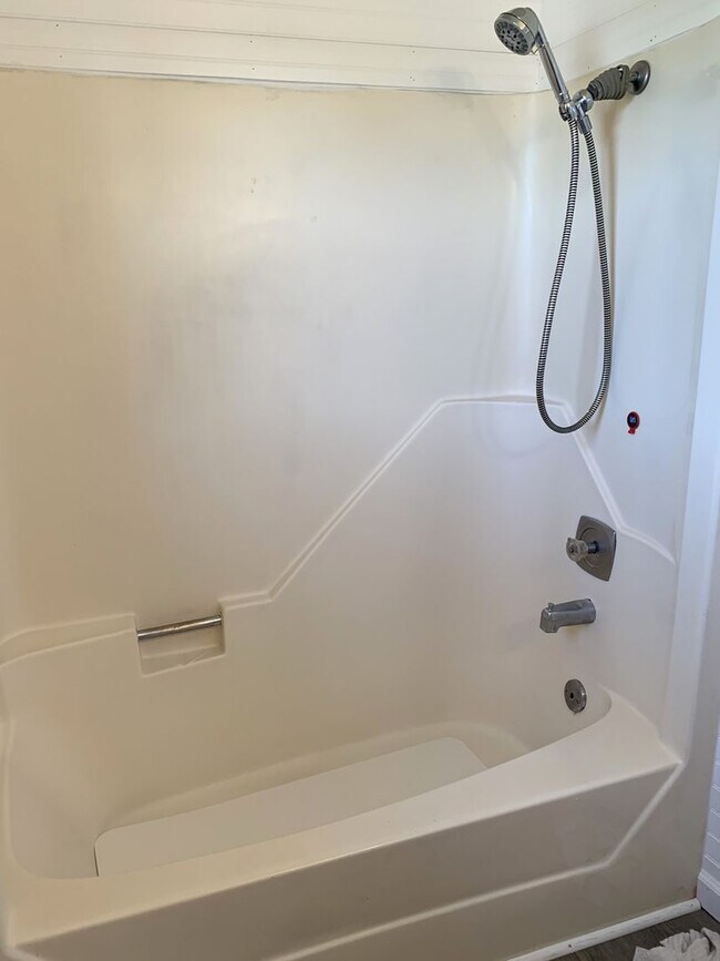 Building Photo - Newly renovated, affordable, 3 bed/1 bath ...