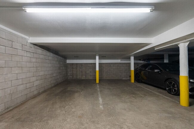 Building Photo - Charming 2 Bedroom 2 Bath In Beautiful Hil...