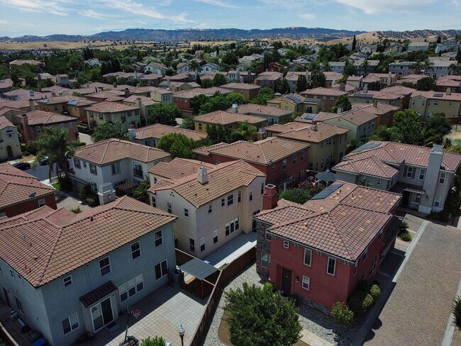 Building Photo - Gorgeous 4 Bed, 3.5 Bath in Brentwood