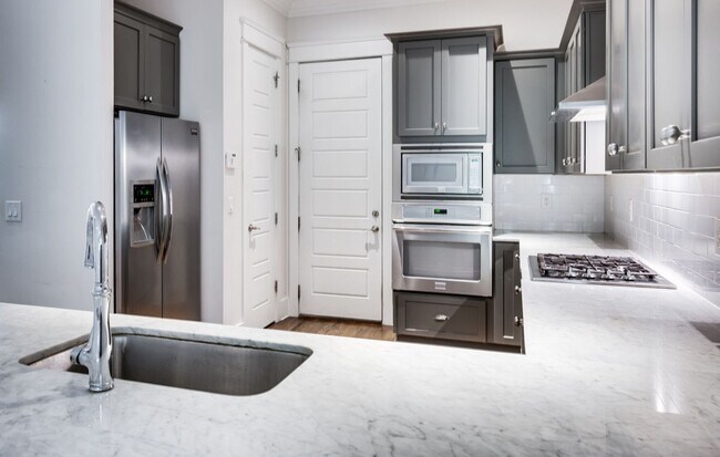 Building Photo - Stunning 4BE/3.5BA home in the heart of Green Hills!