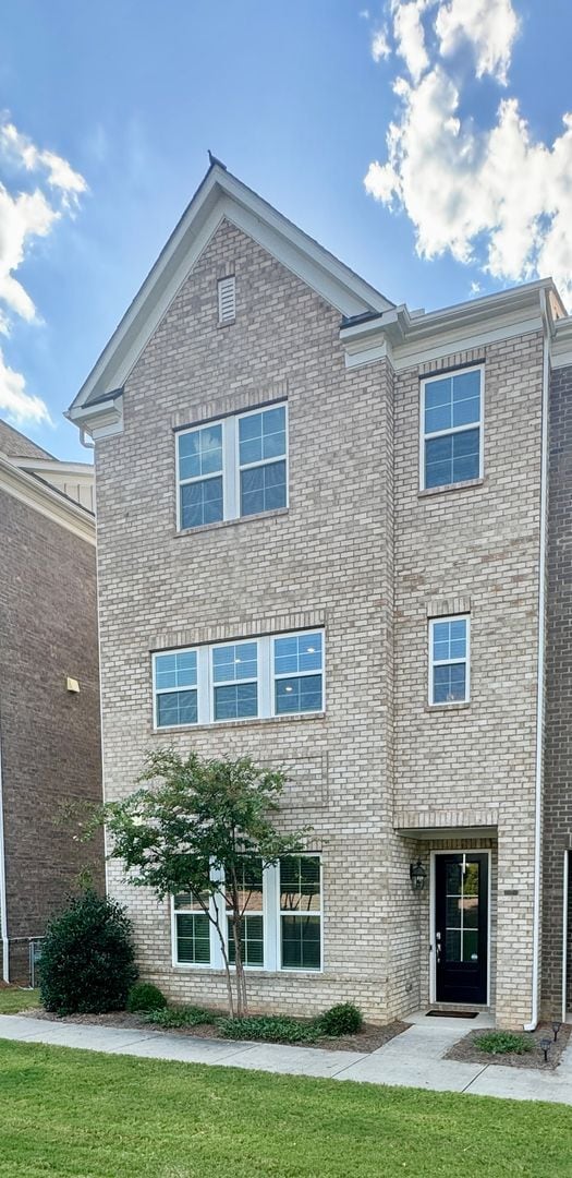 Building Photo - Beautiful 3BR/3.5BA Townhome in Rea Farms