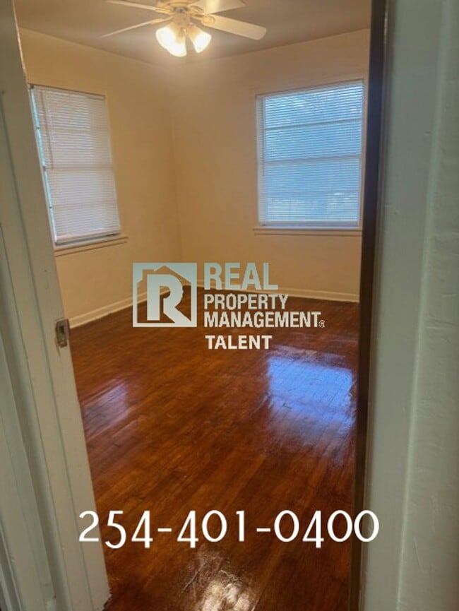 Building Photo - DEAL ALERT! Charming Vintage 3-bedroom, 1-...