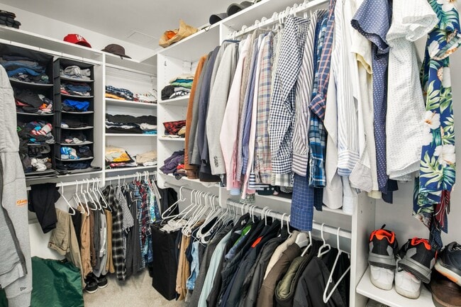 Building Photo - Luxurious 17th-Floor Renaissance Condo with Stunning City Views