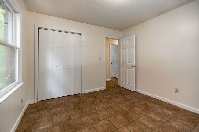 Building Photo - 170 Garnett Ridge Dr