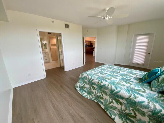 Building Photo - 6315 Shoreline Dr
