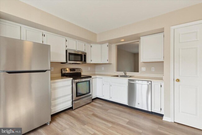 Building Photo - 116 Village Dr