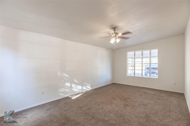 Building Photo - Furnished 3 bedroom 2 bathroom