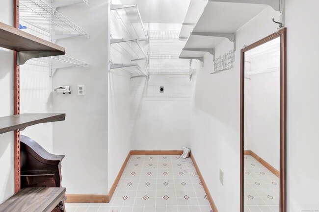 Building Photo - 142 Meadow St