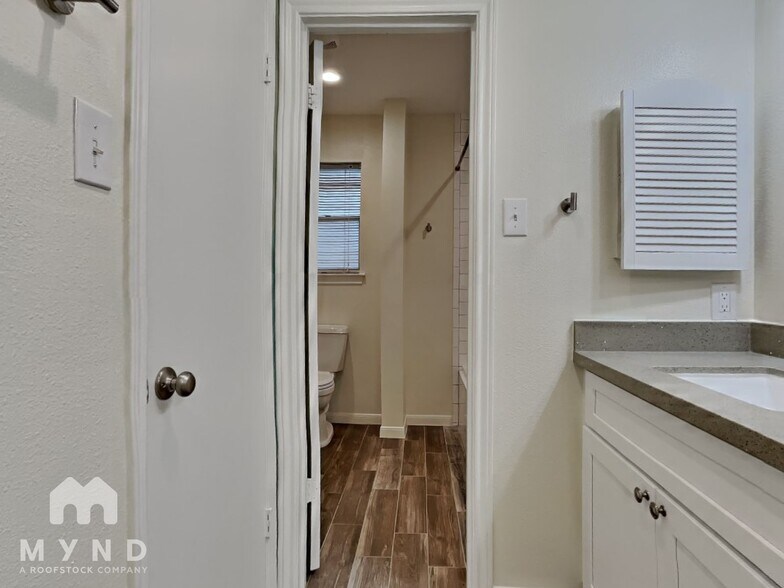 Building Photo - 4635 Deer Point Dr