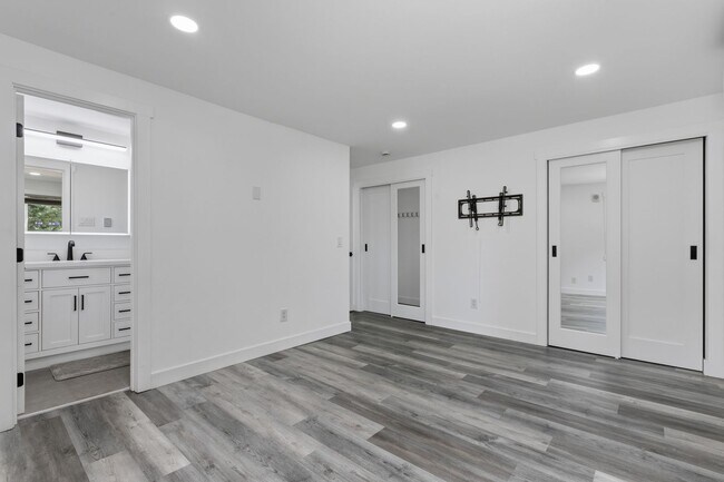 Building Photo - 2bd/1.75ba Redmond Condo