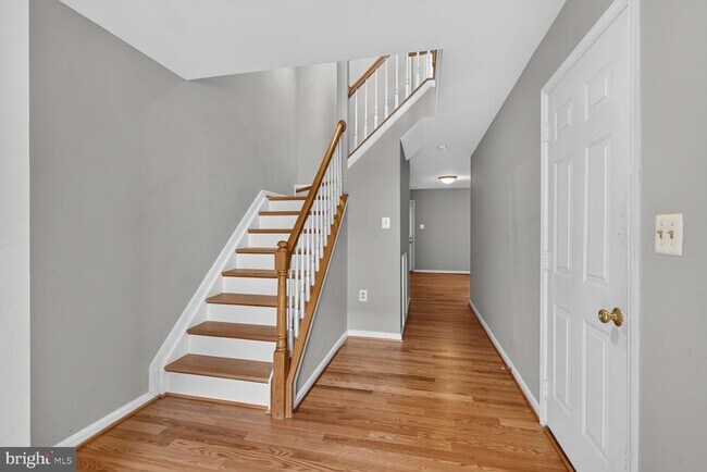 Building Photo - 2432 Clover Field Cir