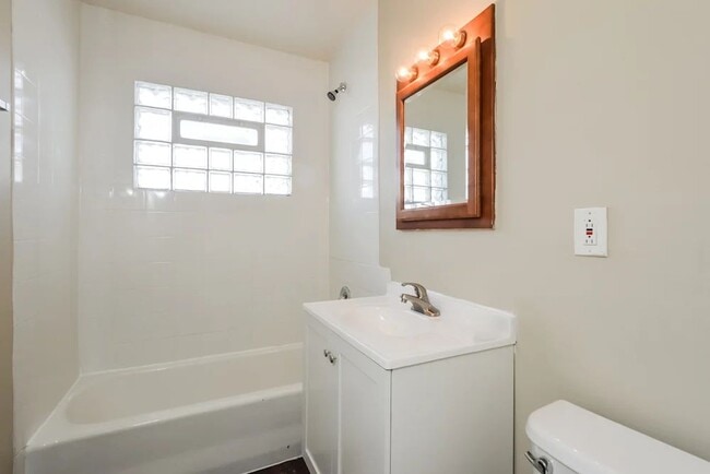 Building Photo - 712 W James St