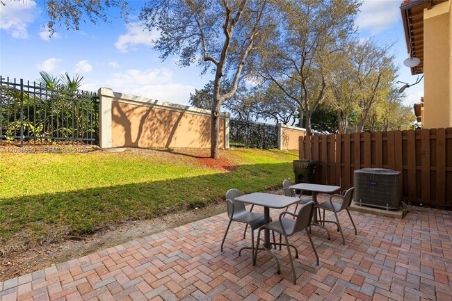 Building Photo - 6959 Julia Gardens Dr