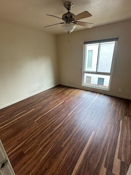 Room Available (comes with bed + desk) - 1411 Creekside Dr