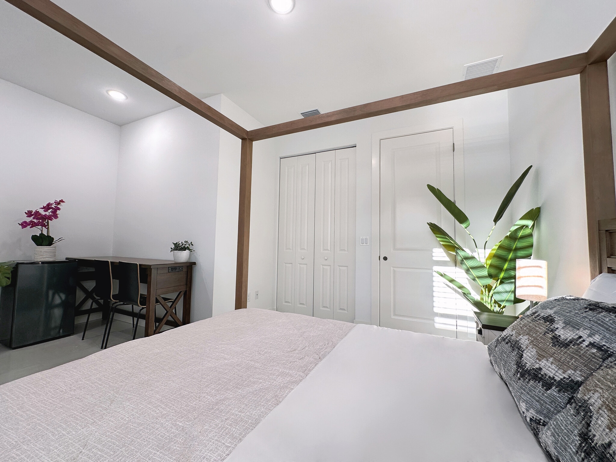 Private and quiet bedroom - 4730 Marguerita Dr