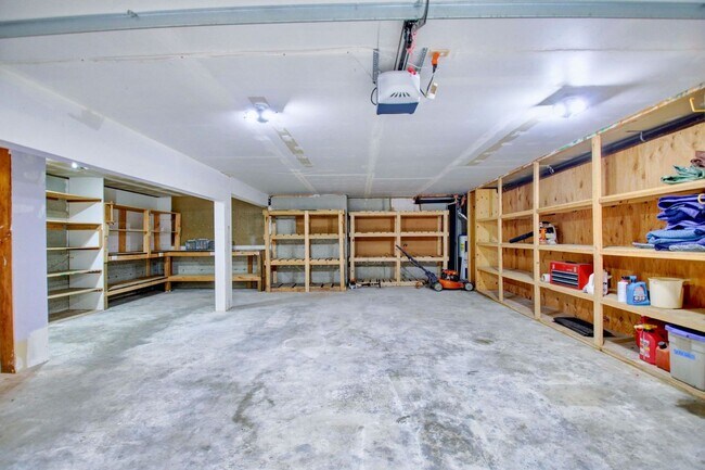 Building Photo - Lovely Clinton Home with Great Light and Pet Friendly!