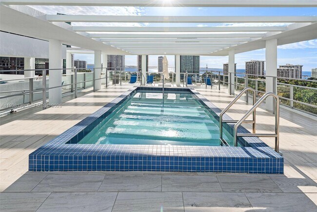 Building Photo - 1600 SW 1st Ave