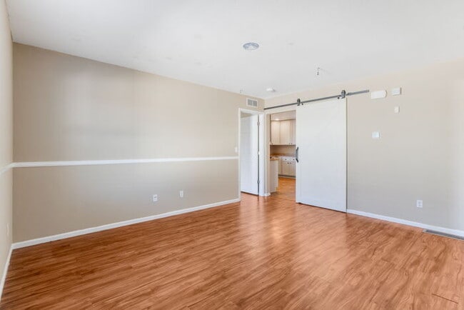 Building Photo - Light and bright 4-bedroom 3 bath beauty i...