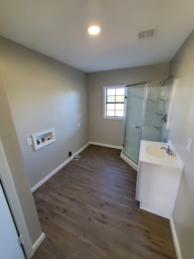Building Photo - 5619 Kemp Blvd