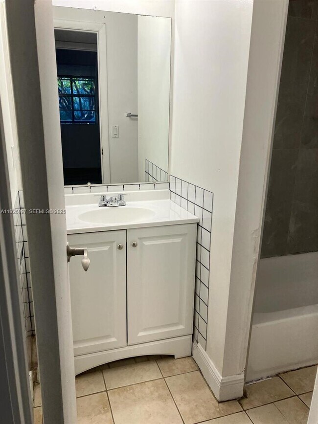 Building Photo - 1237 SW 46th Ave