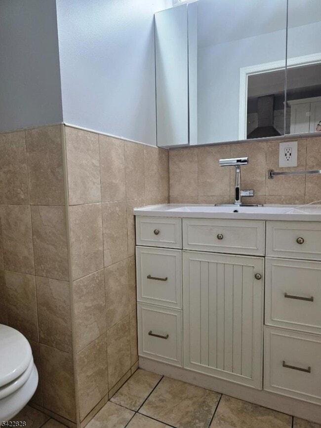 Building Photo - 586 N 11th St