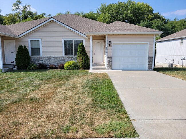 Primary Photo - 9318 N Robinhood Ave