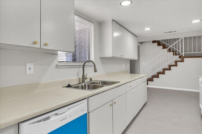 Building Photo - Spacious 2-Bedroom Townhome in Hesperia, CA!