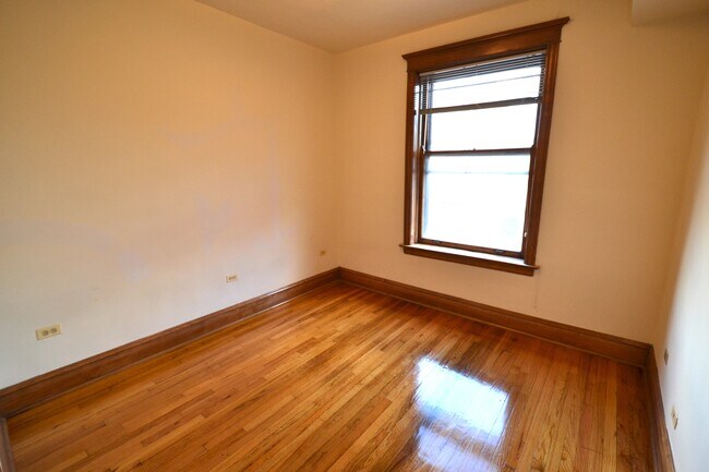 Building Photo - 3122 N California Ave