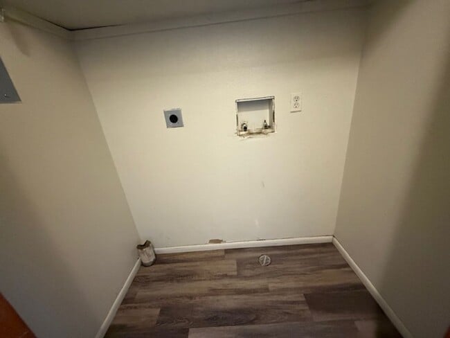 Building Photo - 2 Bedroom 2 Bath Contact Property Pros 928...